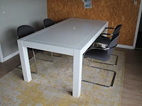 Houten tafel met vier gestoffeerde buisstalen kantoorstoelen. afmeting 200 x 100 x 75 cm. let op! staat op ... - afbeelding 1 van  2