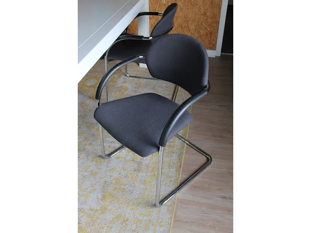 Houten tafel met vier gestoffeerde buisstalen kantoorstoelen. afmeting 200 x 100 x 75 cm. let op! staat op ... - afbeelding 2 van  2