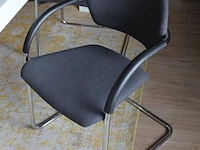 Houten tafel met vier gestoffeerde buisstalen kantoorstoelen. afmeting 200 x 100 x 75 cm. let op! staat op ... - afbeelding 2 van  2