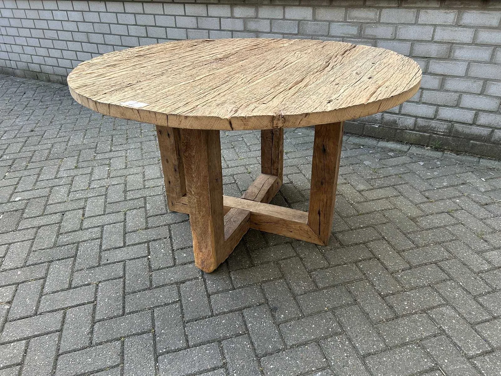 Houten tafels en tafelbladen wegens opruiming