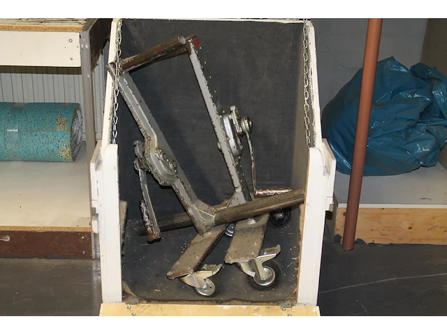 Houten tapijtbox met transport- en afrolmiddelen en takel ten behoeve van tapijttransport. afmeting 70 x 60... - afbeelding 1 van  2