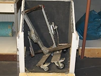 Houten tapijtbox met transport- en afrolmiddelen en takel ten behoeve van tapijttransport. afmeting 70 x 60... - afbeelding 1 van  2