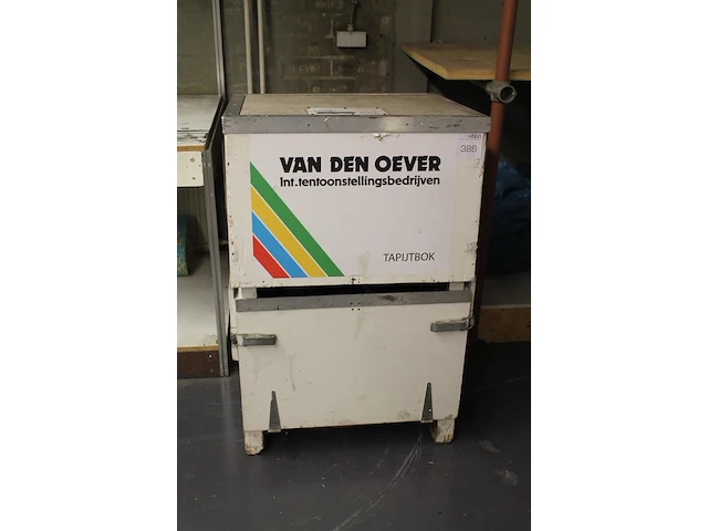 Houten tapijtbox met transport- en afrolmiddelen en takel ten behoeve van tapijttransport. afmeting 70 x 60... - afbeelding 2 van  2