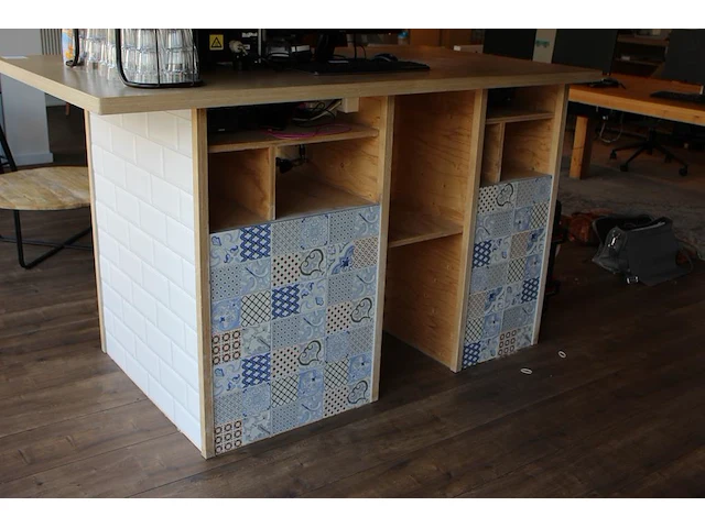 Houten toonbank. afmeting 200 x 100 x 112 cm. - afbeelding 1 van  2