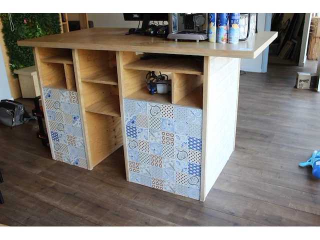 Houten toonbank. afmeting 200 x 100 x 112 cm. - afbeelding 2 van  2