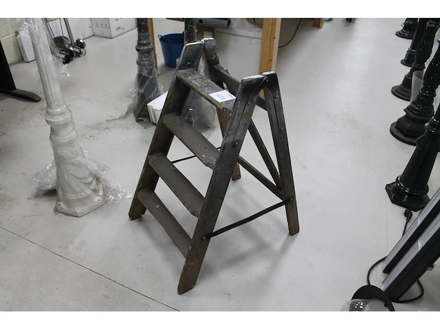 Houten trapje met hoogte 85 cm. - afbeelding 1 van  2