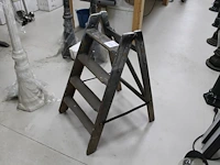 Houten trapje met hoogte 85 cm. - afbeelding 1 van  2