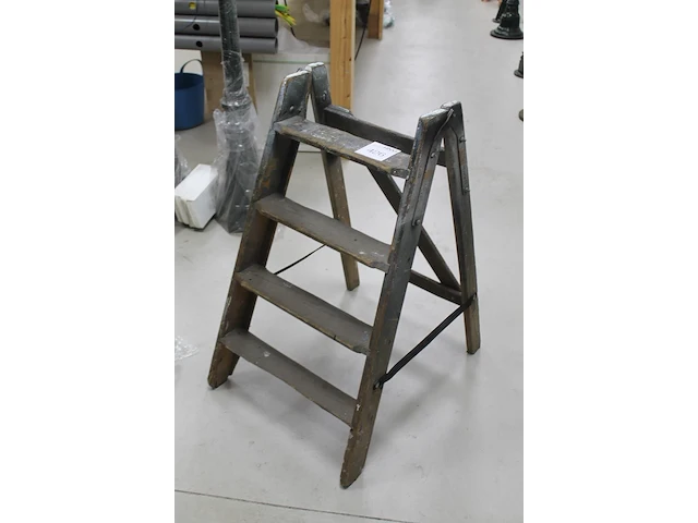 Houten trapje met hoogte 85 cm. - afbeelding 2 van  2
