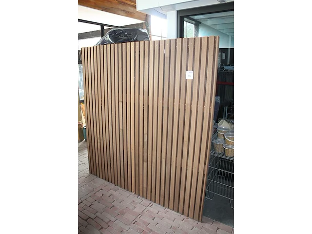Houten tuinscherm 180 x 180 cm. let op: zijlat beschadigd - afbeelding 2 van  3