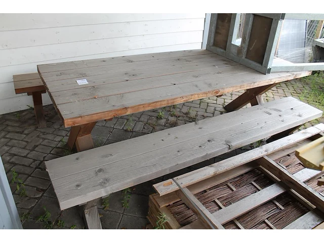Houten tuintafel. afmeting 240 x 94 x 77 cm. incl. twee houten banken. - afbeelding 1 van  3
