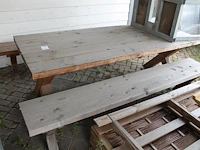 Houten tuintafel. afmeting 240 x 94 x 77 cm. incl. twee houten banken. - afbeelding 1 van  3