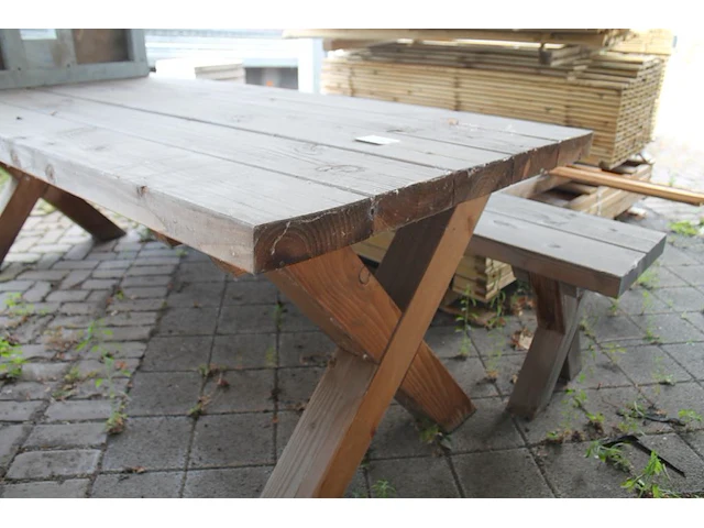 Houten tuintafel. afmeting 240 x 94 x 77 cm. incl. twee houten banken. - afbeelding 2 van  3