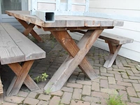 Houten tuintafel. afmeting 240 x 94 x 77 cm. incl. twee houten banken. - afbeelding 3 van  3