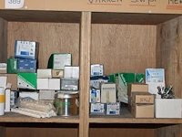 Houten vakkenkast met inhoud waaronder schroeven in diverse maten en uitvoeringen, bevestigingsplaatjes, ku... - afbeelding 2 van  3