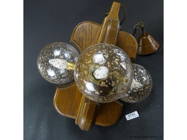 Houten vintage hanglamp met glazen bollen - afbeelding 2 van  5