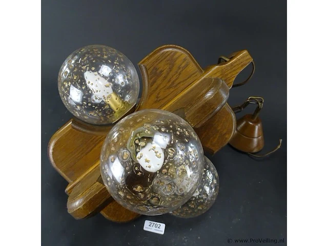 Houten vintage hanglamp met glazen bollen - afbeelding 3 van  5