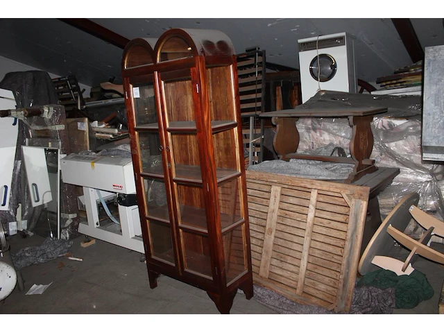 Houten vitrinekast. afmeting 80 x 35 x 195 cm. - afbeelding 2 van  2