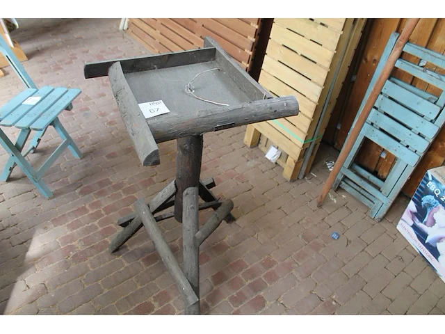 Houten voederplank op houten statief, hoogte 94 cm. - afbeelding 1 van  2