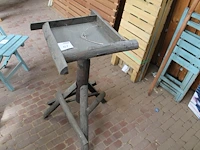 Houten voederplank op houten statief, hoogte 94 cm. - afbeelding 1 van  2