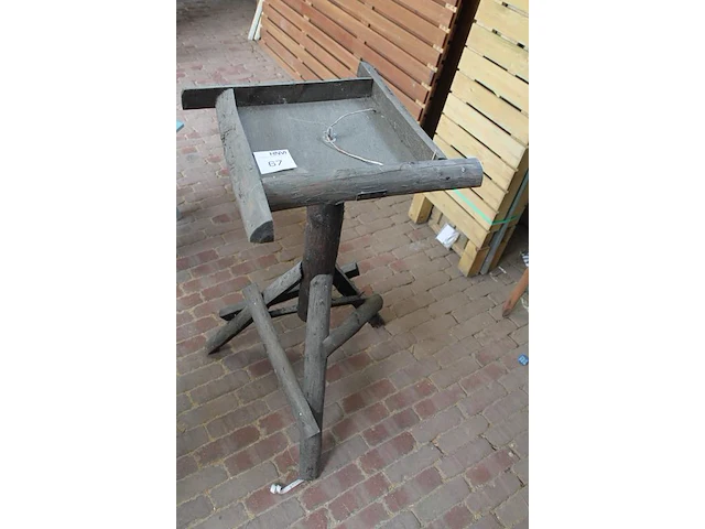 Houten voederplank op houten statief, hoogte 94 cm. - afbeelding 2 van  2