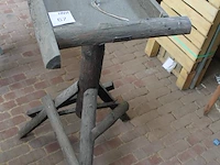 Houten voederplank op houten statief, hoogte 94 cm. - afbeelding 2 van  2