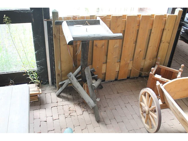 Houten voederplank op houten statief, hoogte 94 cm. - afbeelding 1 van  2