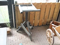 Houten voederplank op houten statief, hoogte 94 cm. - afbeelding 1 van  2