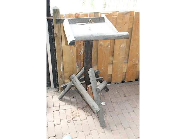 Houten voederplank op houten statief, hoogte 94 cm. - afbeelding 2 van  2