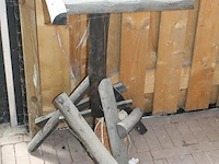 Houten voederplank op houten statief, hoogte 94 cm. - afbeelding 2 van  2