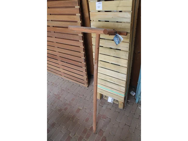 Houten voederplank op paal. - afbeelding 2 van  2