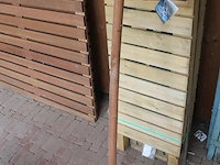 Houten voederplank op paal. - afbeelding 2 van  2