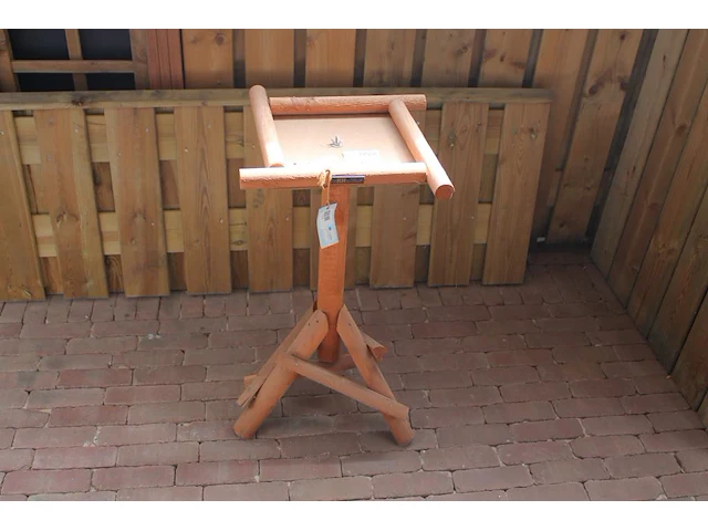 Houten voederplank rh op houten statief, hoogte 80 cm. - afbeelding 1 van  2