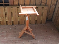 Houten voederplank rh op houten statief, hoogte 80 cm. - afbeelding 1 van  2