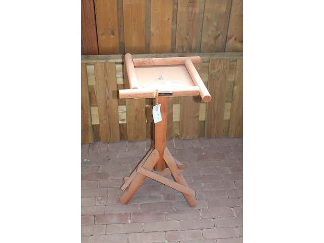 Houten voederplank rh op houten statief, hoogte 80 cm. - afbeelding 2 van  2