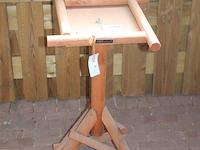 Houten voederplank rh op houten statief, hoogte 80 cm. - afbeelding 2 van  2