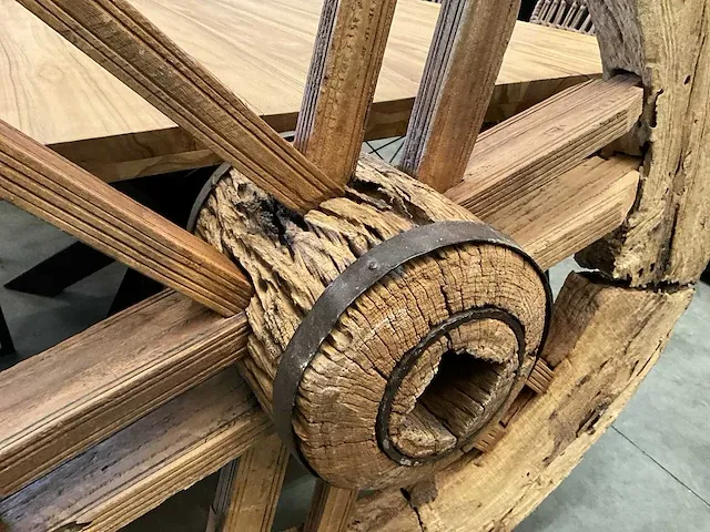 Houten wagenwiel - afbeelding 2 van  5