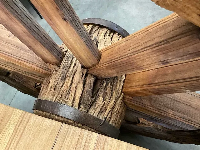 Houten wagenwiel - afbeelding 4 van  5