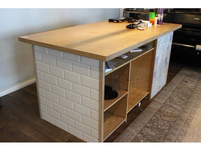 Houten werkmeubel. afmeting 202 x 105 x 96 cm. - afbeelding 1 van  2