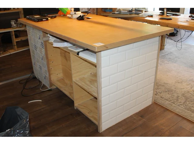 Houten werkmeubel. afmeting 202 x 105 x 96 cm. - afbeelding 2 van  2