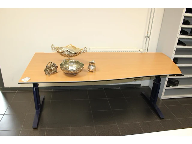 Houten werktafel in hoogte verstelbaar afm. 200 x 90 cm - afbeelding 1 van  2