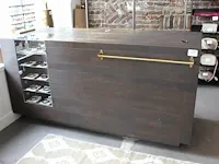 Houten winkelbalie met vitrine, kassalade vier lades en zeven schappen.