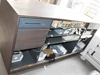Houten winkelbalie met vitrine, kassalade vier lades en zeven schappen. - afbeelding 3 van  4
