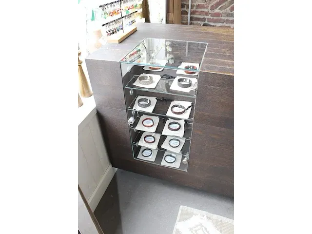 Houten winkelbalie met vitrine, kassalade vier lades en zeven schappen. - afbeelding 4 van  4