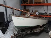 Houten zeilboot 't wieleke op trailer. zeilen aanwezig. lengte ca 475 cm. breedte 170 cm. lengte mast ca. 6...