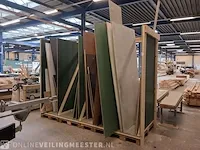 Houtopslag met diverse hout - afbeelding 1 van  7