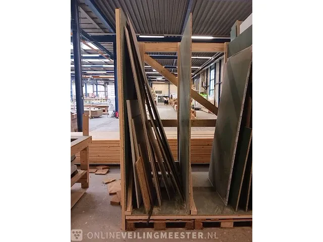 Houtopslag met diverse hout - afbeelding 2 van  7