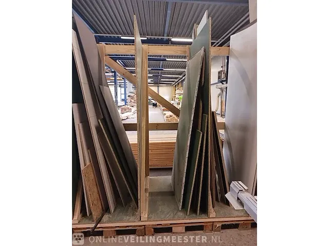 Houtopslag met diverse hout - afbeelding 3 van  7
