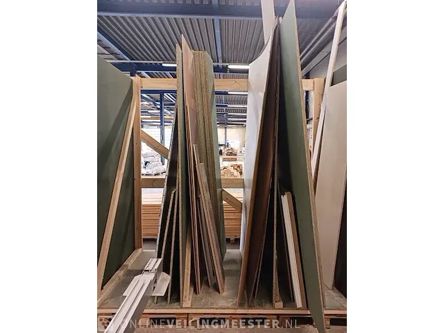 Houtopslag met diverse hout - afbeelding 4 van  7