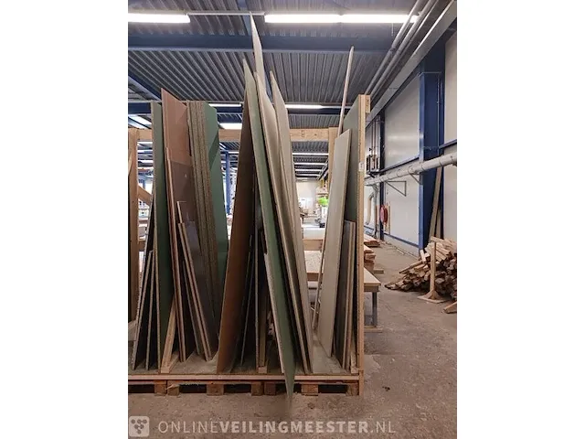 Houtopslag met diverse hout - afbeelding 5 van  7