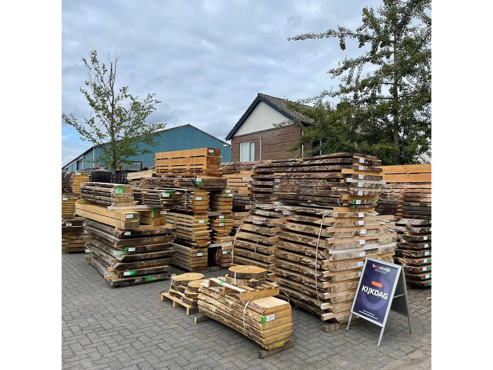 Houtvoorraad, aannemersgereedschappen en droogkamer zagerij